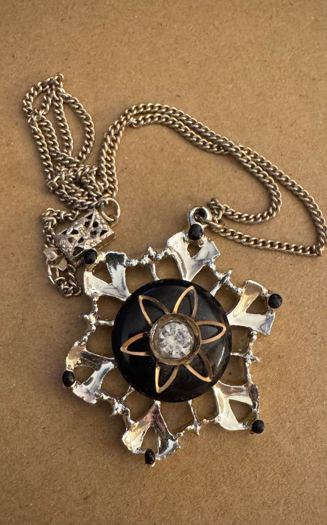 Star shaped black center silver tone necklace