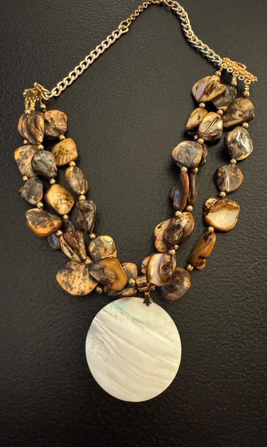 Shell w/large shell gold tone pendant necklace
