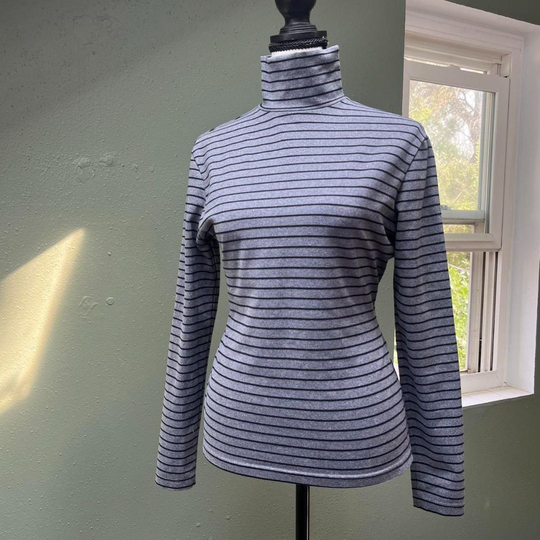 90s/Y2K Express Tricot Gray Striped Turtleneck, M
