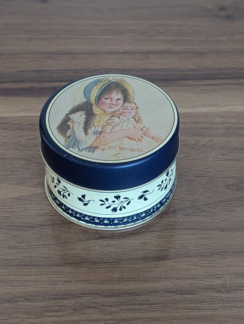 Vintage Tin, 4.5"
