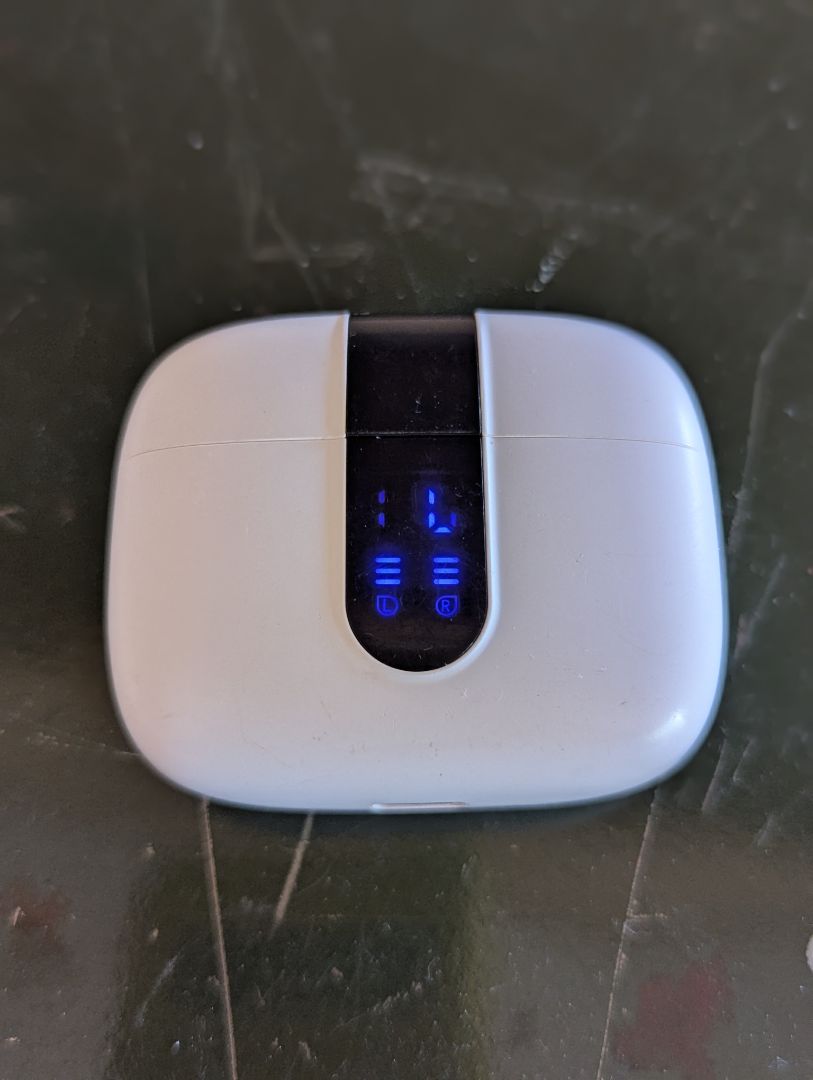 Apple AirPods Pro - Charged - Works great