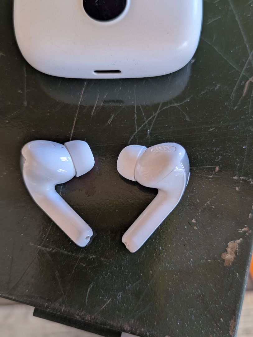 Apple AirPods Pro - Charged - Works great