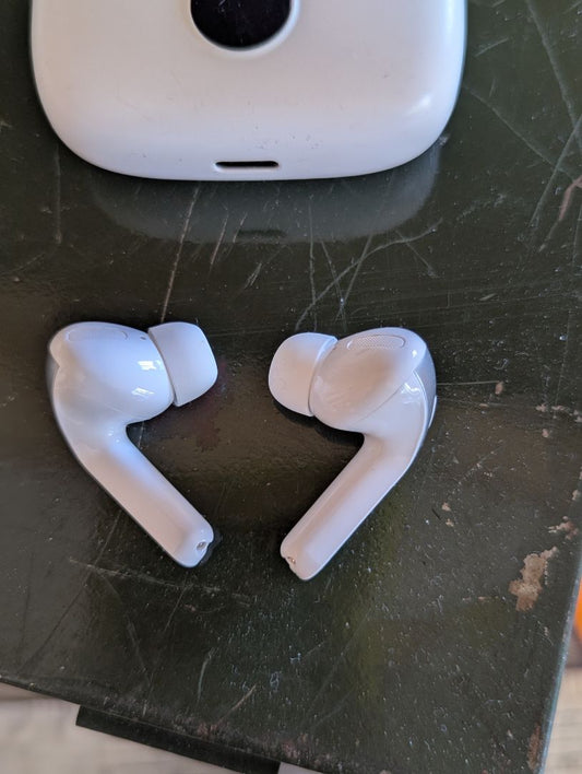 Apple AirPods Pro - Charged - Works great