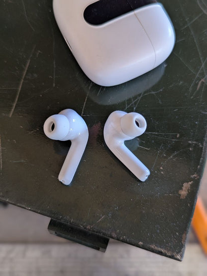 Apple AirPods Pro - Charged - Works great