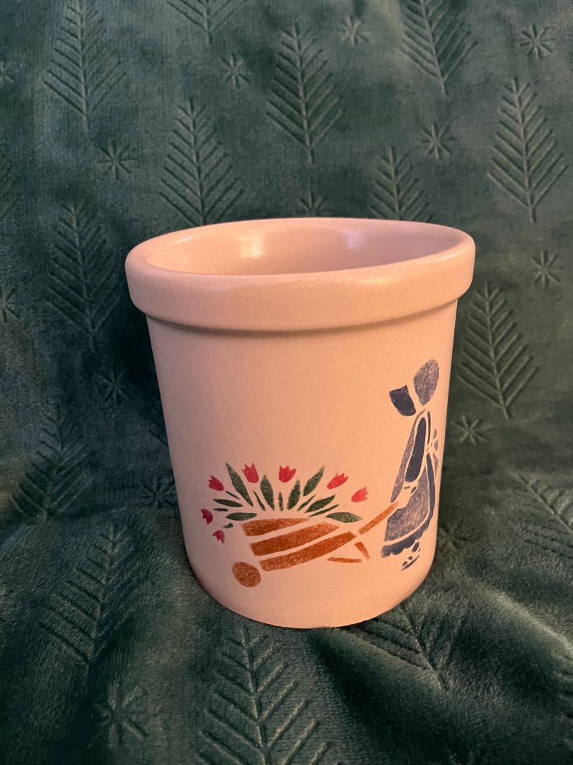 beige Robinson Ransbottom Roseville 1 qt. high jar - Linda Traudt, 5" H