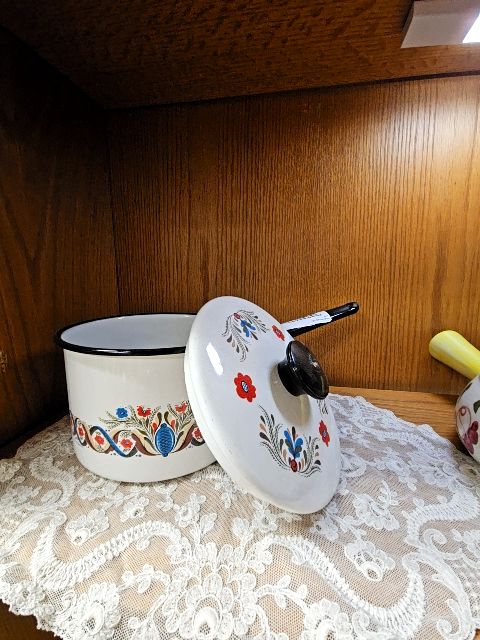 Vintage Berggren Traynor enamelware saucepan w/lid JC