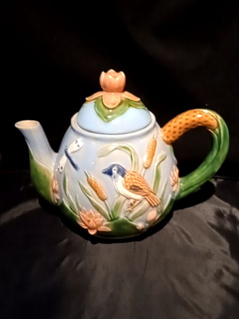 Mojolica tea pot