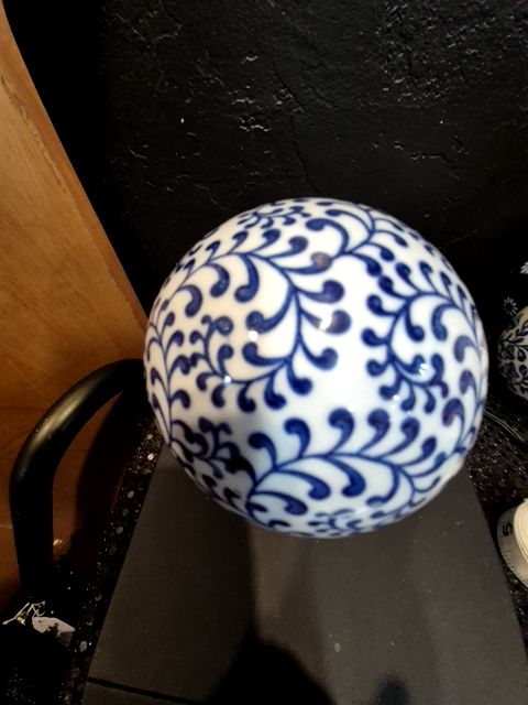 Wht w/Cobalt Blue Spiral Design  Carpet Ball, 4"