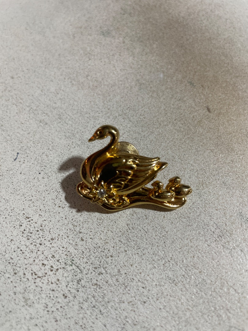 Avon “Precious Love” Swan Pin