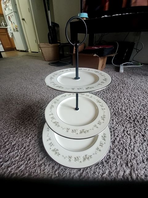 Lenox Daisy 3-tier tidbit tray