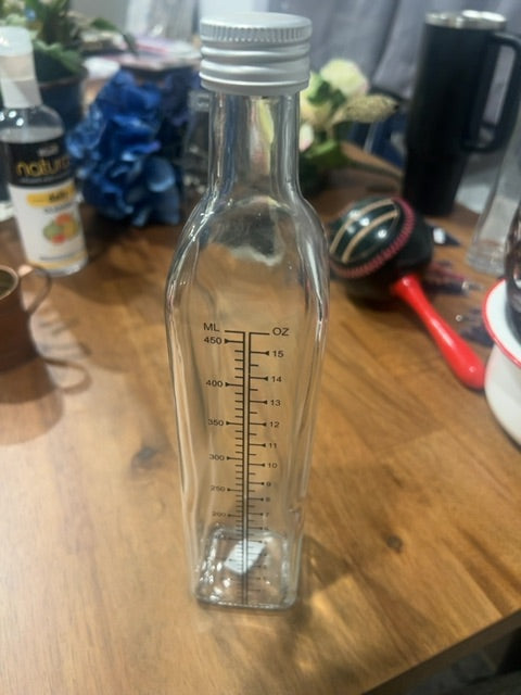 This is a 500 ml clear glass oil and vinegar dispenser bottle