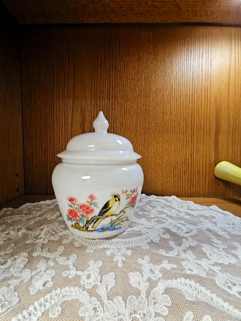 Vintage Avon Milk Glass Ginger Jar Lid Song Bird Finch Flowers Apothecary Lr