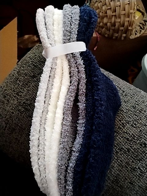 4 pk (Blu, lt gray, wht, dark gray) Aerosoles Slipper Socks, Sock  SZ 9-11/ Shoe SZ 5-10