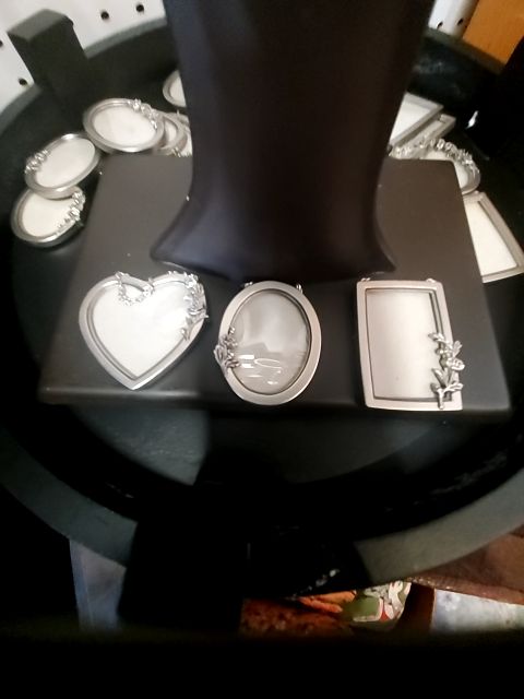 2003 hallmark family tree w/22 frames, Includes 22 frames