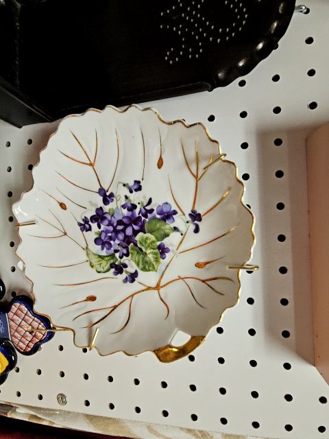 Ceramic leef plate w/ violets LR