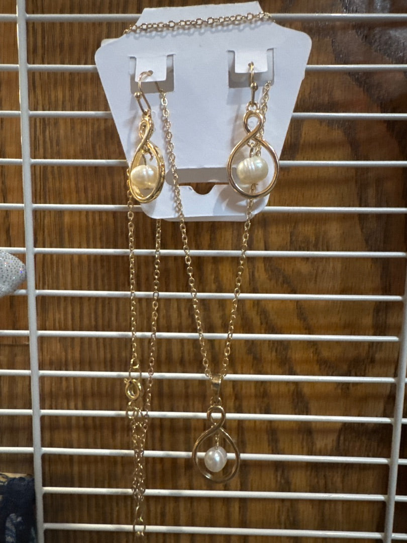 Pearl & Gold Earring/Necklace Set