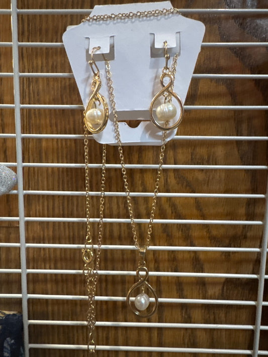 Pearl & Gold Earring/Necklace Set