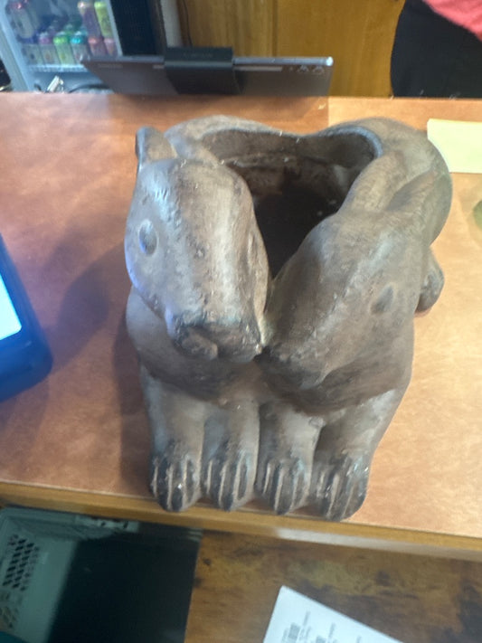 Kissing bunny planter