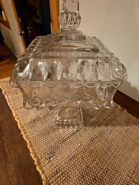 Pedistool candy dish with lid large, 7" x 7"