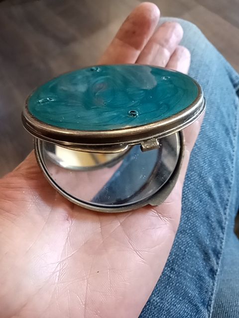 Vintage green compact