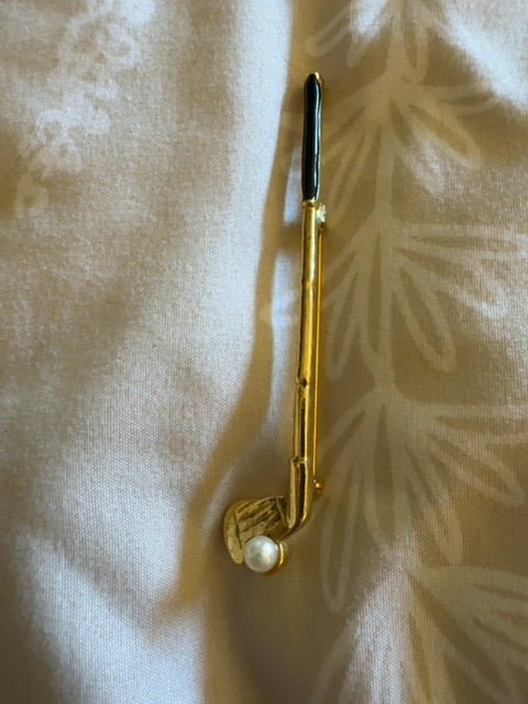 Golf club brooch