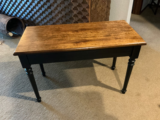 Black and wood Piano bench