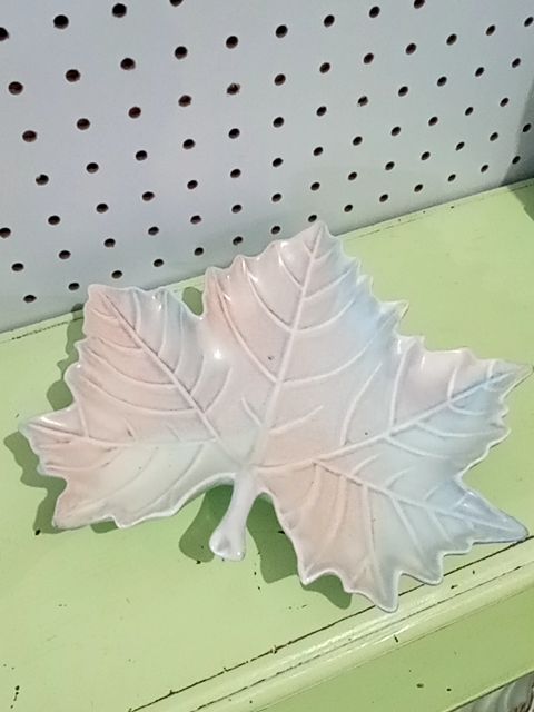 Pastels Dryden Arkansas Pottery leaf, Medium
