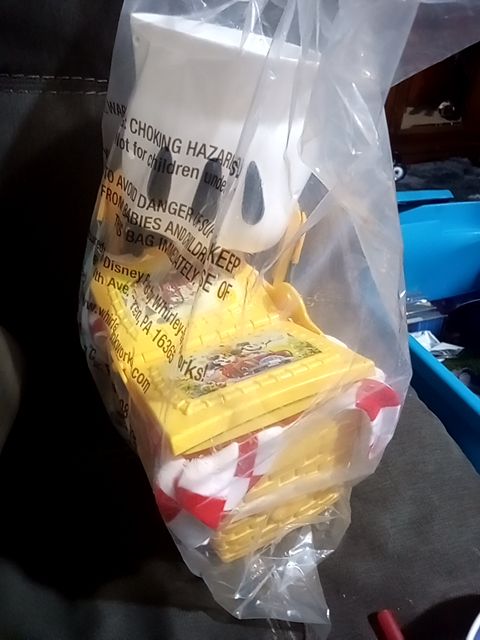 White/yellow Disney Mickey mouse collectable picnic basket