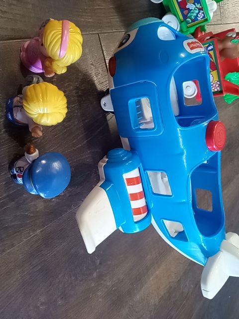 fisher price airplane with 3 figures