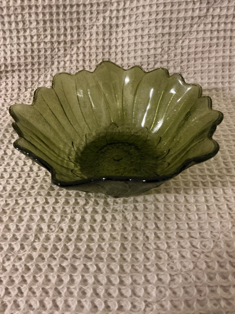 green Indiana Glass Indiana Green Sunflower bowl, 7”
