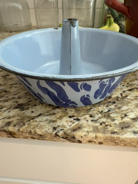 Enamelware bunt pan