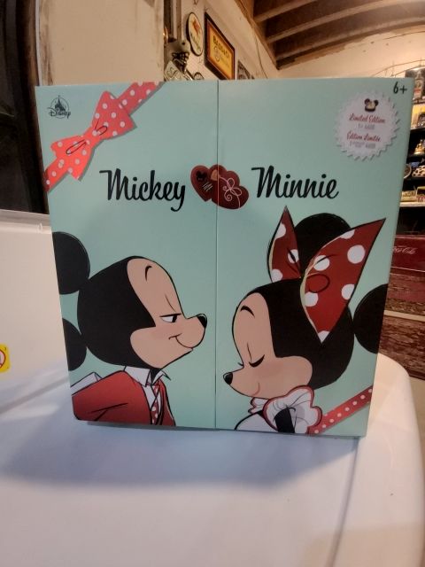 Disney RARE Minnie and Mickey Valentines figures