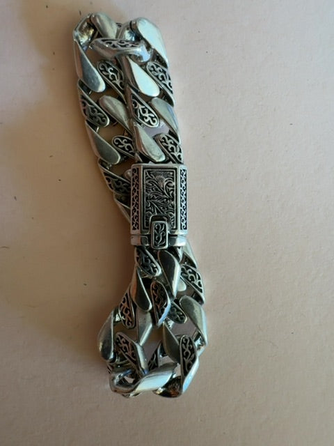Silver tone thick link bracelet w/ etched clasp