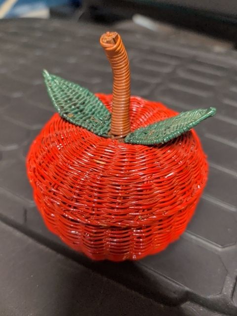 Red  Wicker Apple Basket w/Lid, 4.5" x 5.5"
