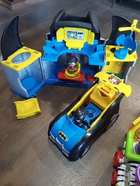 Fisher price Fisher price bat cave with accessories