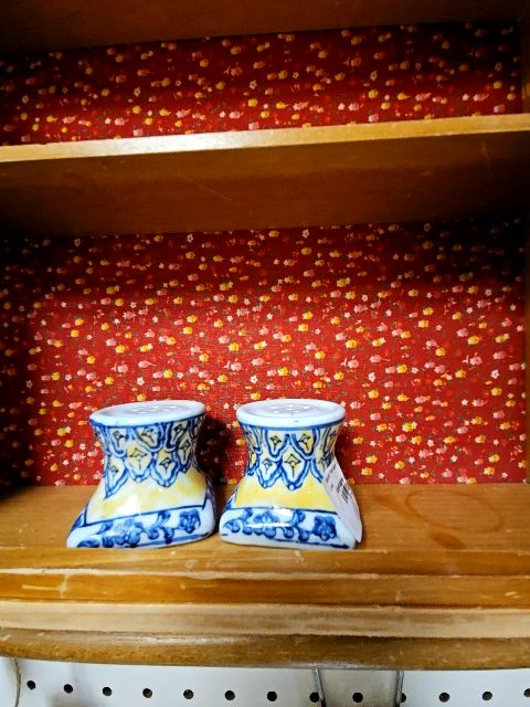 Vintage  Blueyellow salt & pepper shakers LR