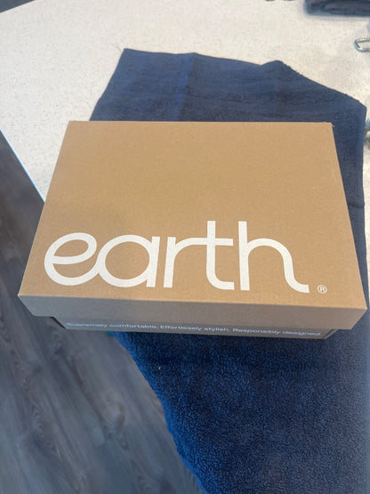 Brand new earth shoes in black size 7