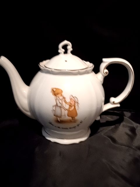 Hollie Hobbiie tea pot