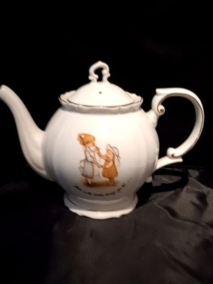 Hollie Hobbiie tea pot