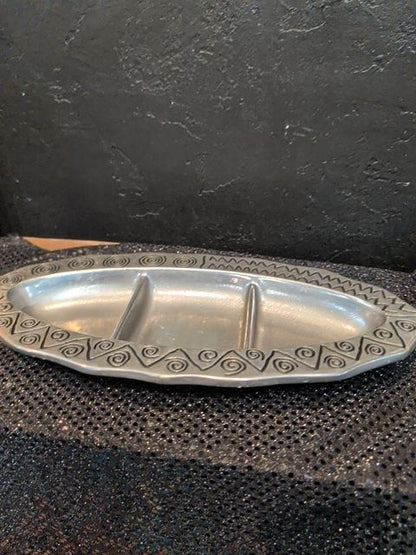 Wilton Armetale Rwp Reggie Oval Divided Tray