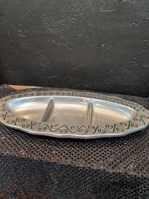 Wilton Armetale Rwp Reggie Oval Divided Tray