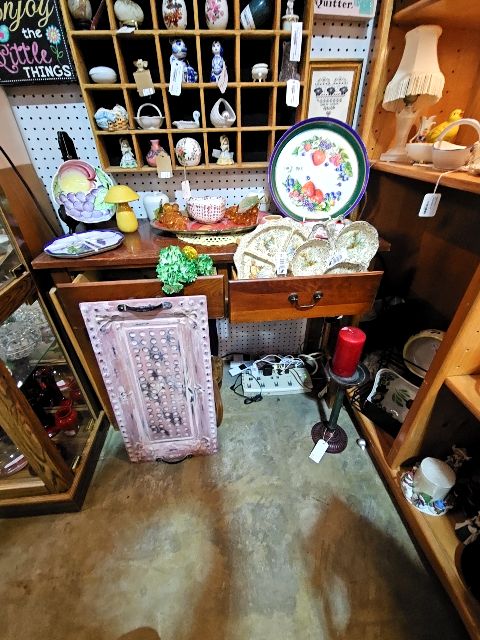 Vintage 2 drawer entry table as is
