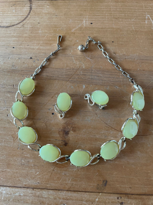 Vintage necklace/clip on earrings set
