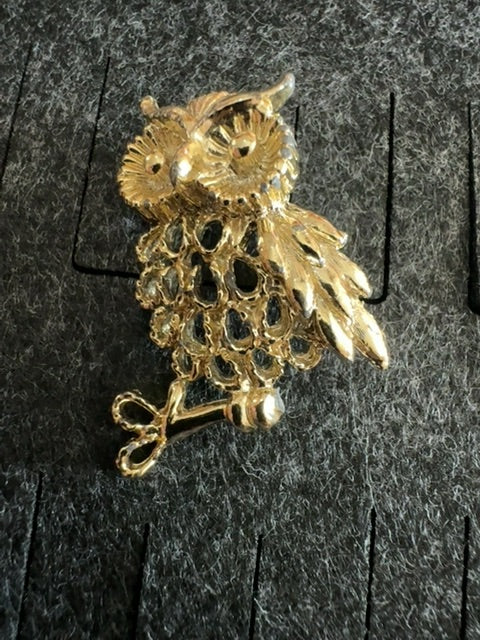 Owl small open work gold tone brooch