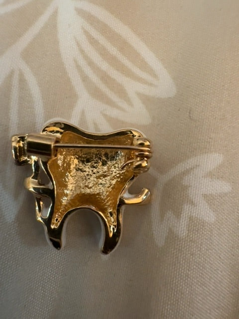 Harp brooch