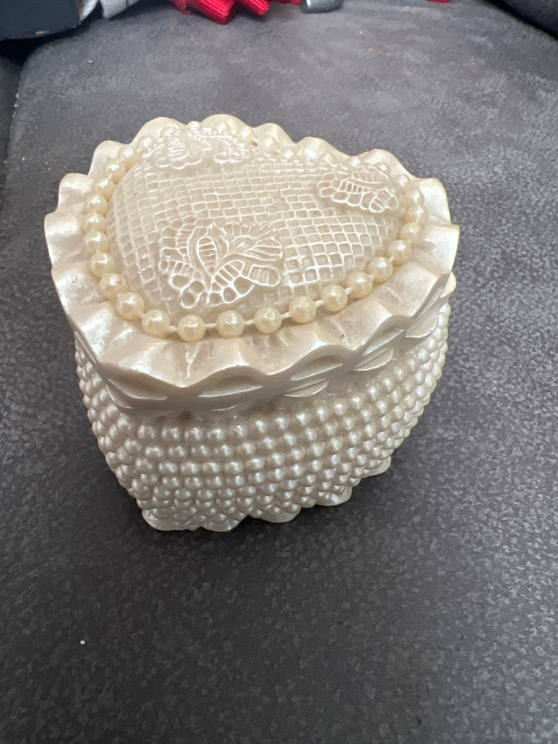 LENOX  PEARL JEWELRY TRINKET BOX HEART SHAPED CREAM LID PORCELAIN