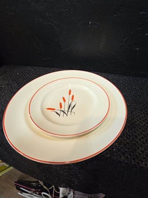 Set of 2 Vintage Cattail Plates