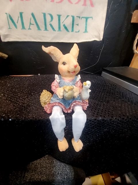 Shelf Sitting Bunny, 4" × 2.5" × 4" u + 3.5" d