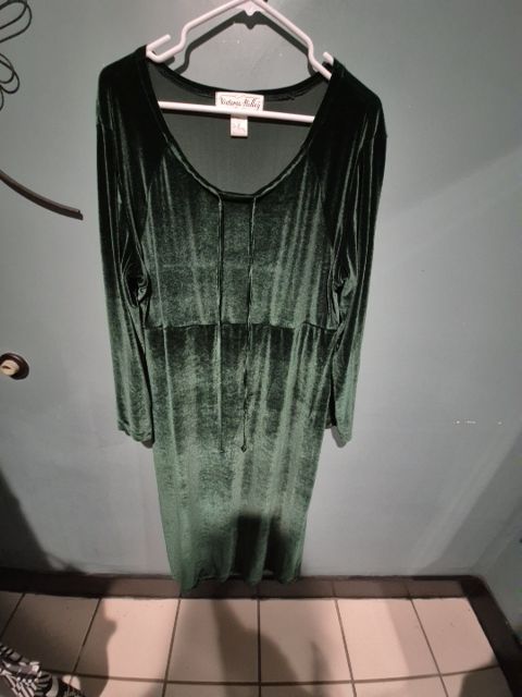 Green Victoria Holley Long Sleeved Velvet Dress, XL