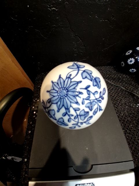 White w/Cobalt Blue Ivy  Porcelain Carpet Ball, 3"